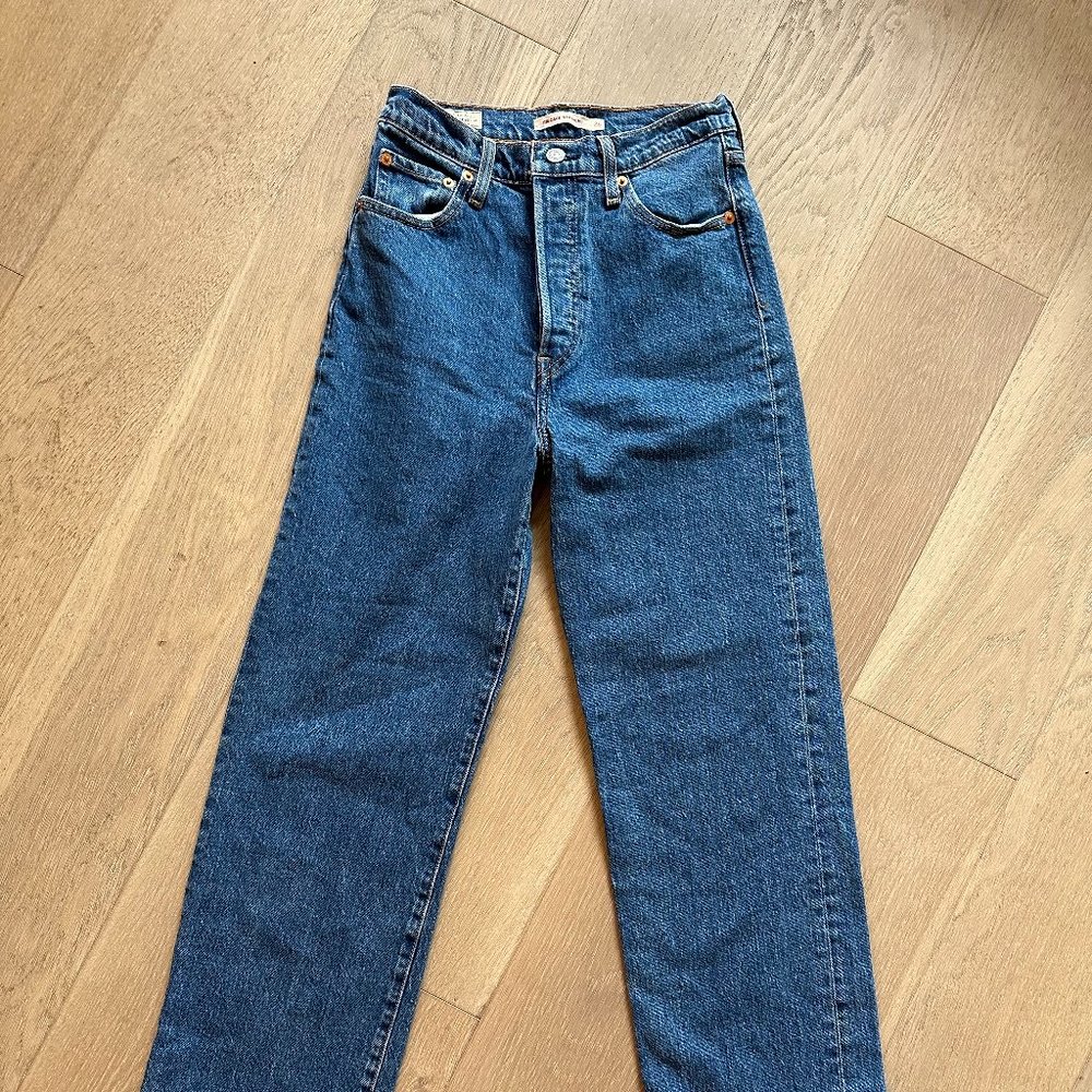 Levi's Size 26 Ribcage Straight Medium Wash - Gently Worn